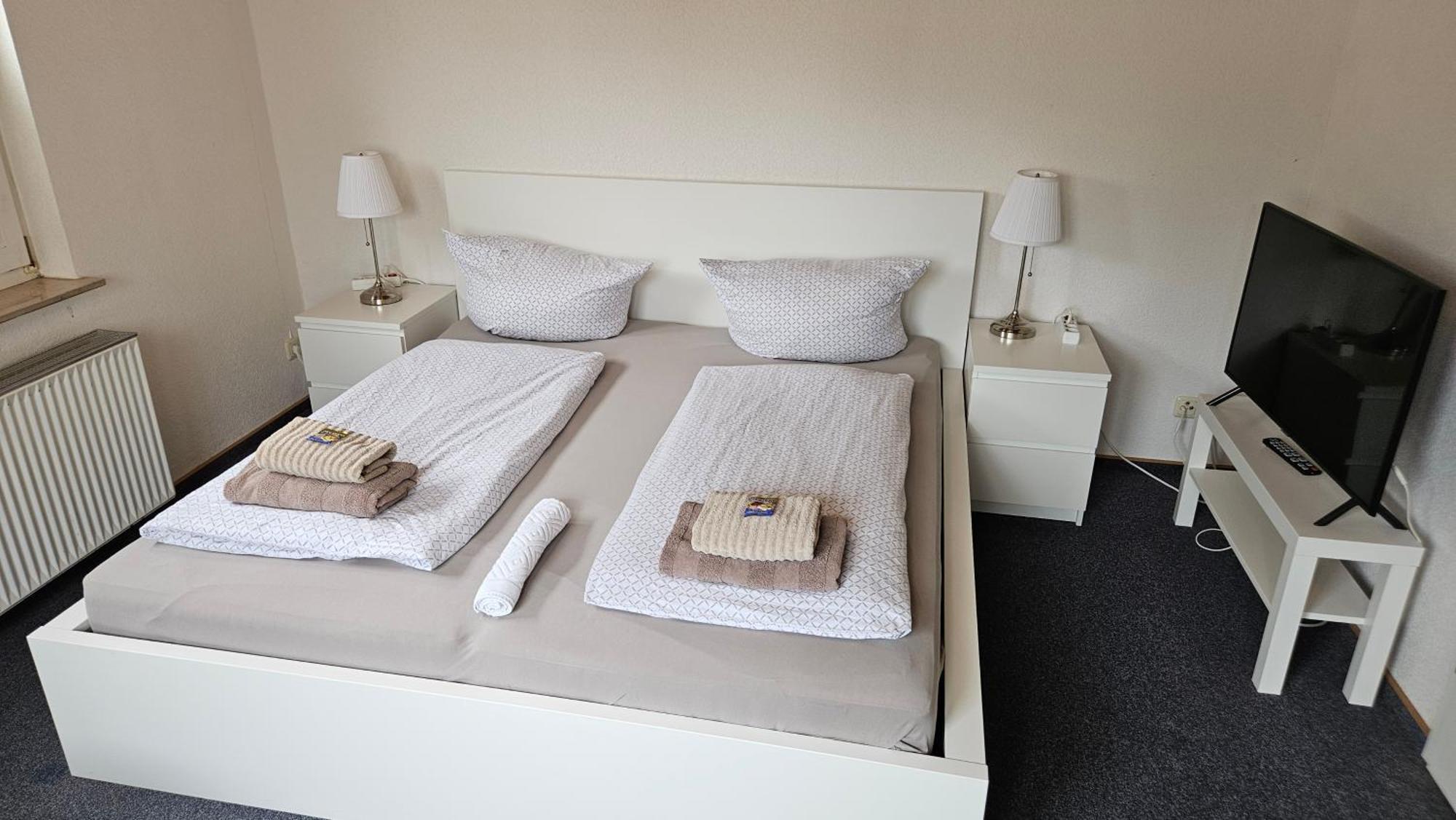 Hotel Dorfkrug Buesum - Guenstige Altbauzimmer Am Oland Экстерьер фото