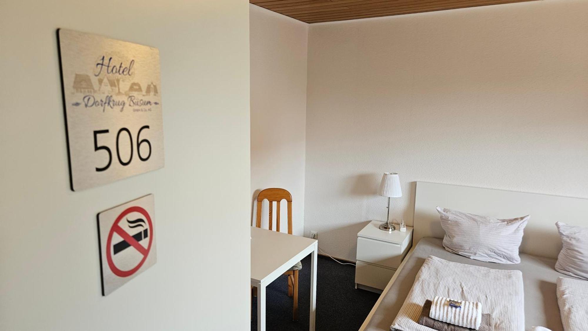 Hotel Dorfkrug Buesum - Guenstige Altbauzimmer Am Oland Экстерьер фото